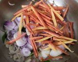 चिकन एग रोल (chicken egg roll recipe in marathi) रेसिपी स्टेप 3 फोटो