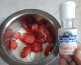 A picture of step 2 of Strawberry lassi.