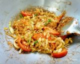 รูปขั้นตอนการทำที่ 6 ของ วุ้นเส้นผัดไข่ใส่กุ้งสด