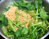 菠菜雞肉鮮菇炒泡麵的食譜步驟2照片