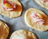 Foto del passaggio 2 della ricetta Bomboloni salati con ripieno di prosciutto cotto e scamorza