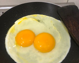 Foto langkah ke 3 dari resep TELUR MATA SAPI SETENGAH MATANG atau TELUR MATA SAPI AJA by irre_desirre.