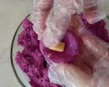 Foto langkah ke 3 dari resep Bola Ubi Ungu Isi Keju.