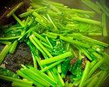 Hình bước làm 2 của món Cải Bó Xôi Xào Tỏi