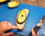 Foto del paso 1 de la receta: Tostas de Aguacate