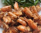 รูปขั้นตอนการทำที่ 2 ของ "หัวกุ้งทอดตะไคร้กระเทียม" 🦐🦐🦐