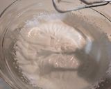 Foto del paso 9 de la receta Tarta de mousse de frambuesa y mango y bizcocho de pistachos