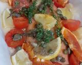 Foto del passaggio 3 della ricetta Trancio di salmone al forno, con agrumi, timo e pomodorini
