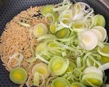 Une image de l'étape 1 de One pot orzo/poireau/champignons et crevettes au curry.