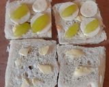 A picture of step 2 of Fruit Sandwich.