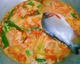 Foto langkah ke 5 dari resep Ikan Bawal Kuah Belimbing Besi.