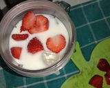 Foto langkah ke 3 dari resep Strawberry Milkshake.
