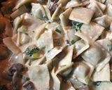 Foto del paso 7 de la receta: Ravioles con crema de champiñones y verdeo