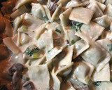 Foto del paso 7 de la receta: Ravioles con crema de champiñones y verdeo