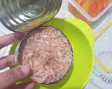 A picture of step 2 of Tuna baton sandwich.