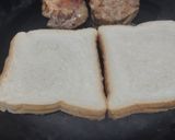 Foto del paso 2 de la receta: Sándwich🍗de pollo🥓y ensalada fresca🥯🧅🥑