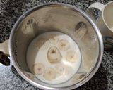 A picture of step 2 of Banana Soyamilk Smoothie.