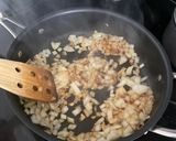 A picture of step 1 of Caramel Onion Steak.