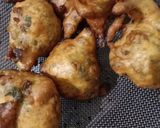 A picture of step 3 of Methi green garlic bhajiya.