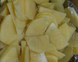 Foto langkah ke 2 dari resep Kentang kecap daging sapi.