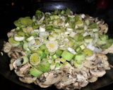 Foto del paso 3 de la receta: Medallón de pollo con hongos y puerro en colchón de panceta crispy