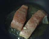 Foto langkah ke 6 dari resep Salmon madu kecap dengan bawang bombay.