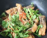 รูปขั้นตอนการทำที่ 4 ของ ปลากะพงผัดขึ้นฉ่าย_สูตรเตี่ย