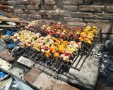 Foto del paso 4 de la receta: Brochetas de pollo, bondiola y roast beef a la parrilla