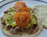 Foto del paso 4 de la receta: Sándwich de frijoles, aguacate y tomate🍅 en pan pita🫓🥪🥑