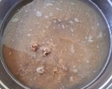 A picture of step 2 of Bún riêu cua with crispy pork fat.