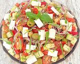 Une image de l'étape 2 de Salade de pois chiches à la grecque.
