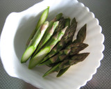 A picture of step 2 of Pork and Asparagus Tossed in Egg Yolk and Soy Sauce.