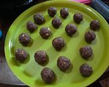 Foto langkah ke 3 dari resep Bola Bola Coklat Pelangi Biskuit Marie.