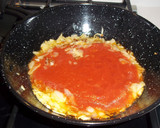 Foto del paso 5 de la receta: Almejas frescas encebolladas con salsa de tomate