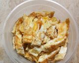 Foto langkah ke 1 dari resep Dadar Telur Cah Taoge Pedas Gurih.