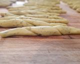Foto del passaggio 7 della ricetta Trofie di farro ai due pesti,burrata e basilico fritto