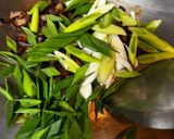 臘味飄香~臘肉炒蒜苗的食譜步驟2照片