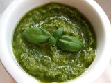 Sos pesto făcut în casă cu spaghetti