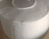 A picture of step 7 of Double tier floral cream cake.