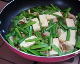 A picture of step 5 of Chinese Chives with Egg, Meat, and Tofu.