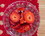 Foto del paso 6 de la receta: Copa de frutillas diferente 🍓fresas, chía, yogur de búfala, AOVE, sal en escamas y polen de abejas 🐝
