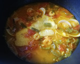 Foto del paso 3 de la receta: Sopa de merluza y almejas blancas