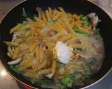 A picture of step 2 of Bacon and Mushroom Curry Cream Penne.
