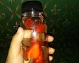 Foto langkah ke 2 dari resep Infused water (strawberry & anggur).