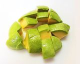A picture of step 1 of Bell Pepper and Avocado with Honey and Lemon.