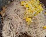 Gambar langkah 5 resipi Bihun Goreng Singapore.