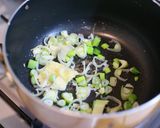 A picture of step 2 of Shijimi Clam Soup for Hangover Prevention.