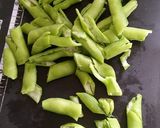 Foto del passaggio 1 della ricetta Reginette con baccelli,fave e pomodorini #nonsibuttavianiente