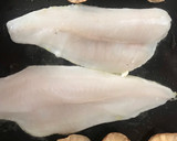 Foto del paso 2 de la receta: Merluza a la plancha con salsa blanca y setas chinas