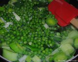 A picture of step 2 of Leek and green peas soup.